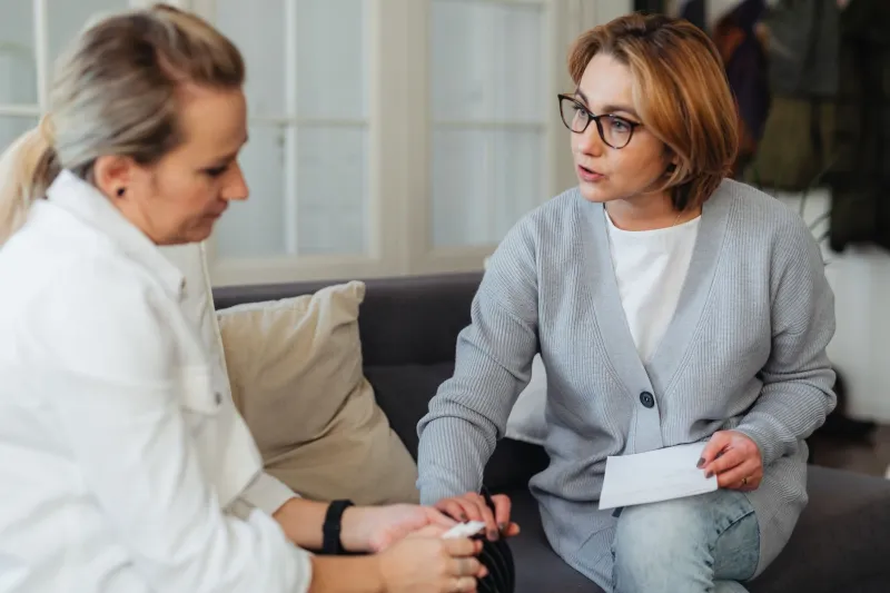 Ces mots qui sauvent : le guide de la première réponse quand une proche révèle les violences qu'elle subit