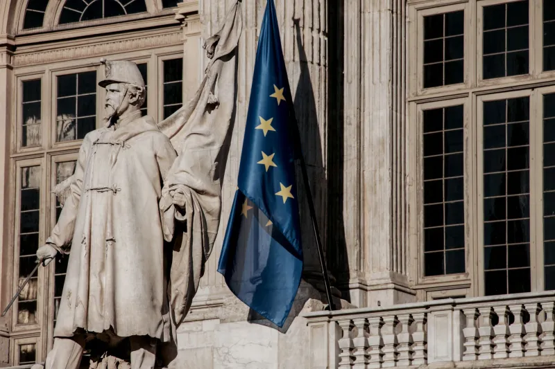 Refuges suédois, tribunaux espagnols : trois leçons européennes pour mieux protéger les victimes en France
