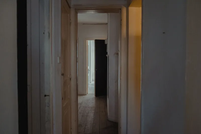 Les murs qui enferment : quand l'habitat devient complice des violences